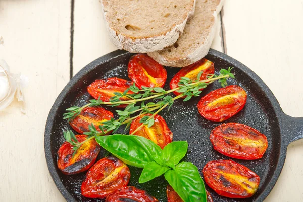 Печеные помидоры черри с базиликом и тимьяном — стоковое фото