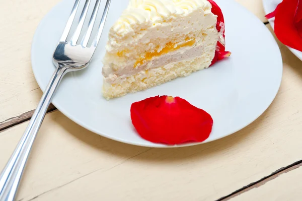 Whipped cream mango cake — Stock Photo, Image