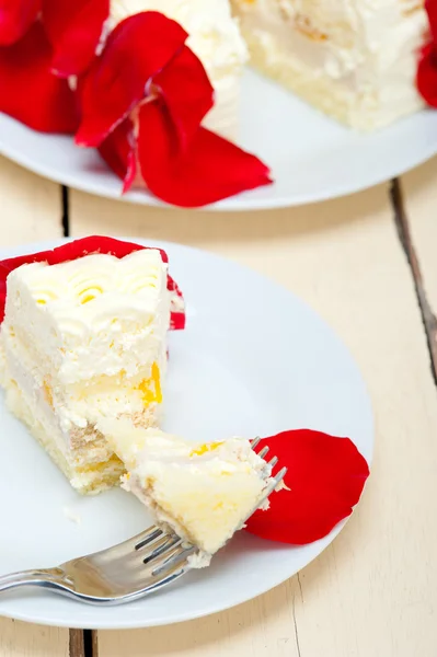 Whipped cream mango cake — Stock Photo, Image