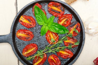 Pişmiş domates fesleğen ve kekik ile