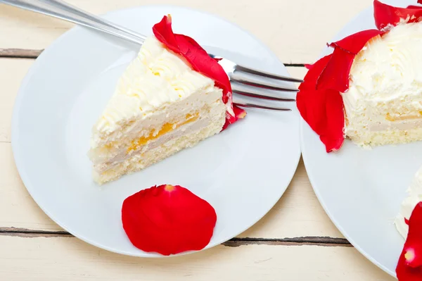 Whipped cream mango cake — Stock Photo, Image