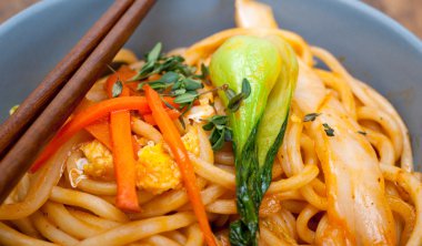 ramen noodle çekti elini