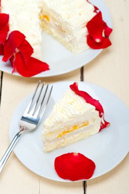 çırpılmış krema mango kek