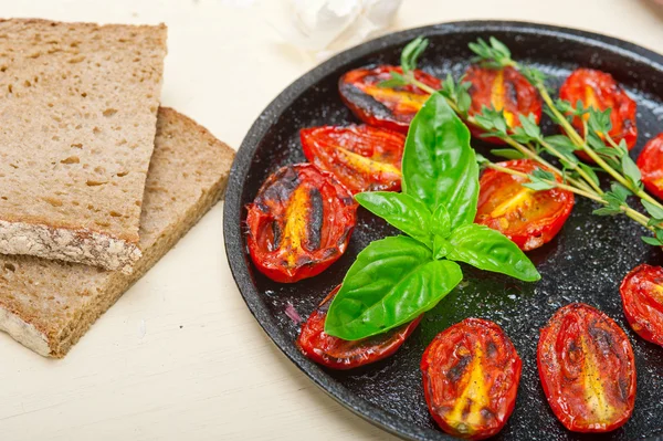 Pomodorini al forno con basilico e timo — Foto Stock