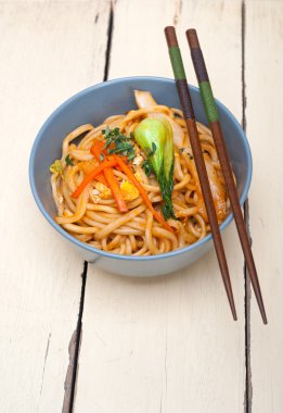 ramen noodle çekti elini