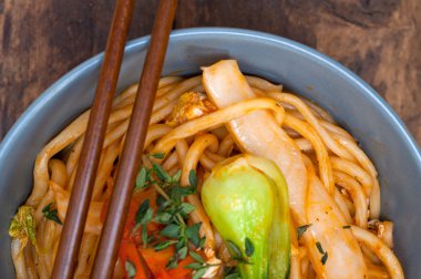 ramen noodle çekti elini