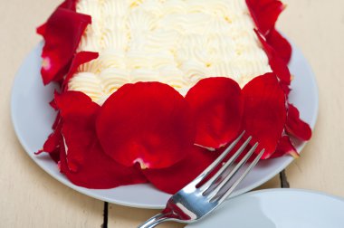 çırpılmış krema mango kek