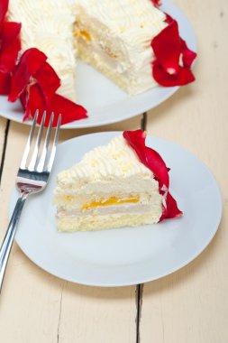 çırpılmış krema mango kek