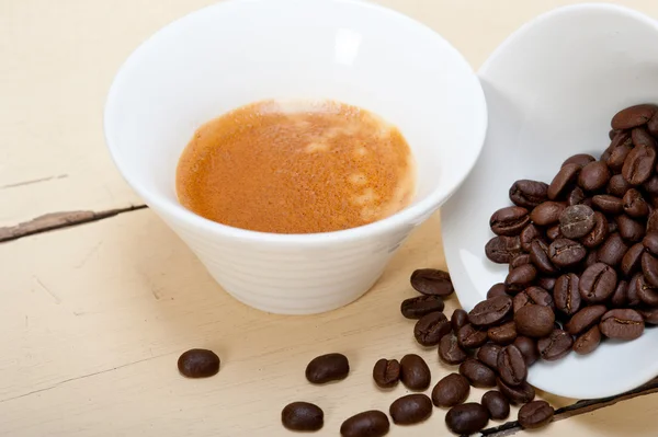 Кофе еспресо і квасоля — стокове фото