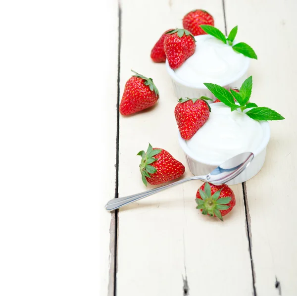 Organic Greek yogurt and strawberry — Stock Photo, Image