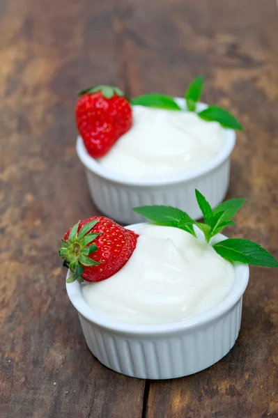 Ekologisk grekisk yoghurt och jordgubbar — Stockfoto