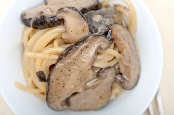 Italian spaghetti pasta and mushrooms — Stock Photo, Image