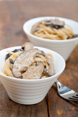 İtalyan spagetti makarna ve mantar