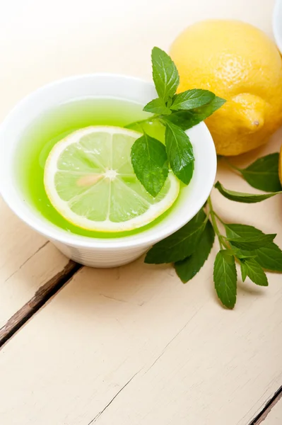Mincovna infuze čaj s bylinkovým čajem s citronem — Stock fotografie