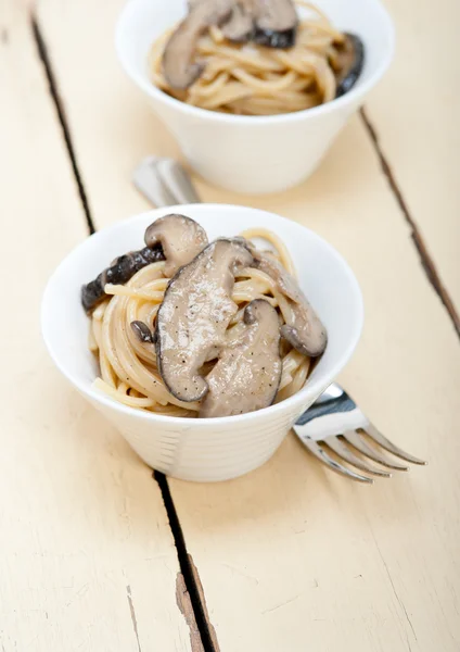 Italian spaghetti pasta and mushrooms — Stock Photo, Image