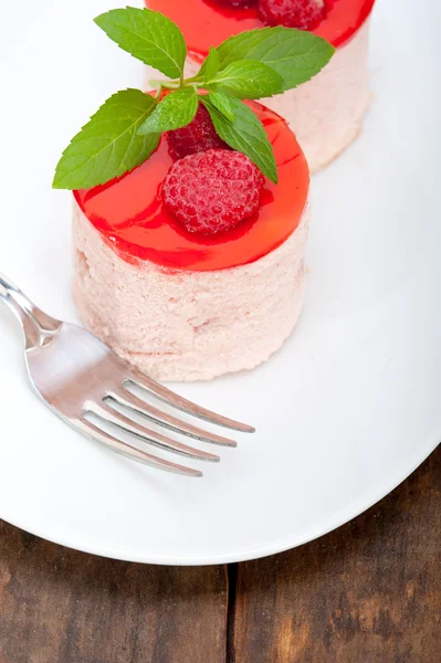 Десерт из малинового пирога — стоковое фото