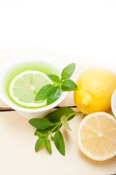 Mincovna infuze čaj s bylinkovým čajem s citronem — Stock fotografie