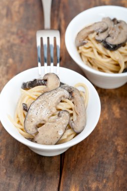 İtalyan spagetti makarna ve mantar