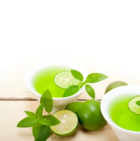 Minze Infusion Tee Gewebe mit Limette — Stockfoto