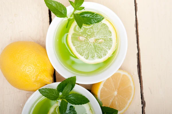 Infusão de hortelã chá tisane com limão — Fotografia de Stock