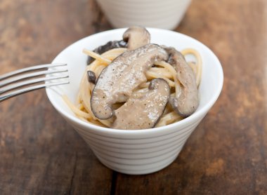 İtalyan spagetti makarna ve mantar