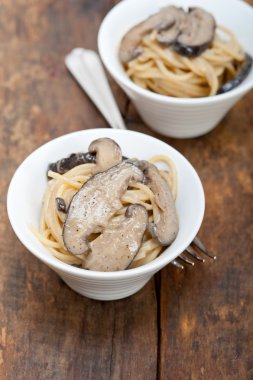 İtalyan spagetti makarna ve mantar