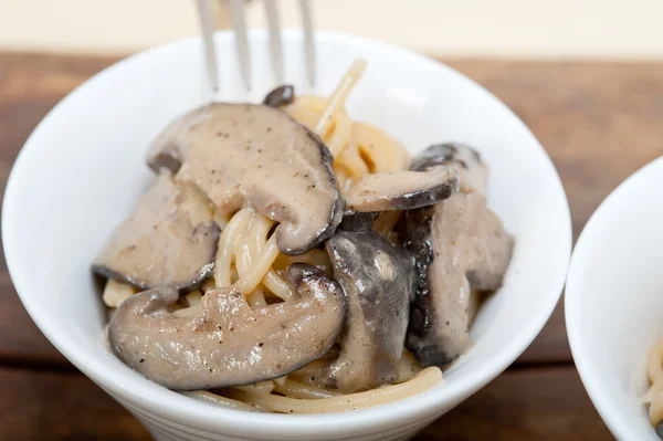 Italian spaghetti pasta and mushrooms — Stock Photo, Image