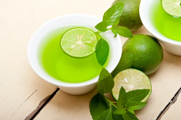 Minze Infusion Tee Gewebe mit Limette — Stockfoto