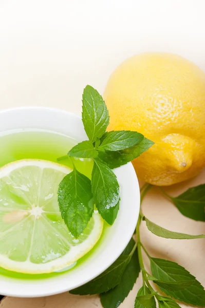 Tisana di tè alla menta con limone — Foto Stock