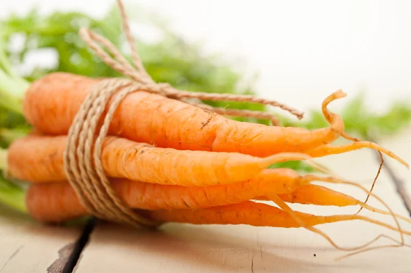 Дитяча морква пов'язана з мотузкою — стокове фото