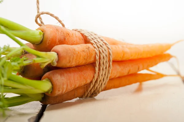 Bebé zanahorias racimo atado con cuerda — Foto de Stock