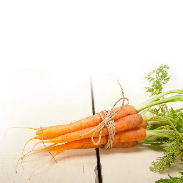 Bebé zanahorias racimo atado con cuerda —  Fotos de Stock