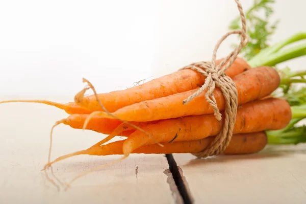 Mazzo di carote bambino legato con corda — Foto Stock