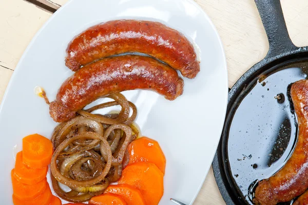 Сосиски из говядины, приготовленные на железной сковороде — стоковое фото