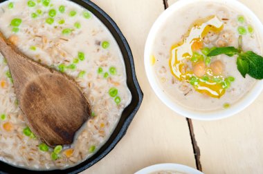 İçten Ortadoğu nohut ve arpa çorbası