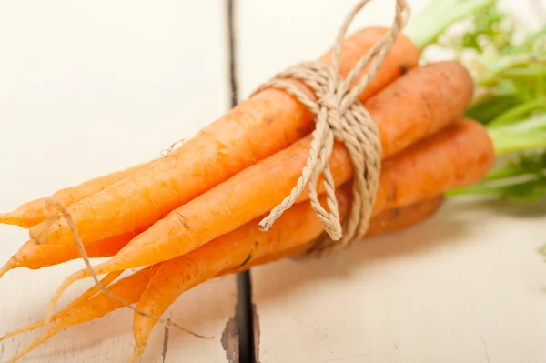 Bebé zanahorias racimo atado con cuerda —  Fotos de Stock