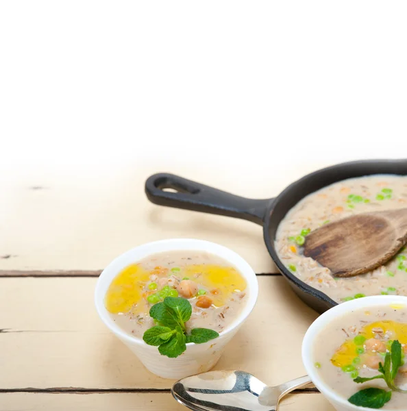 Kiadós közel-keleti csicseriborsó és árpa leves — Stock Fotó