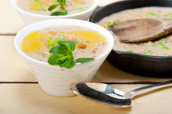 Stevige Midden-Oosten kikkererwten en gerst soep — Stockfoto