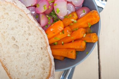 buğulanmış kök sebze bir kase üzerinde