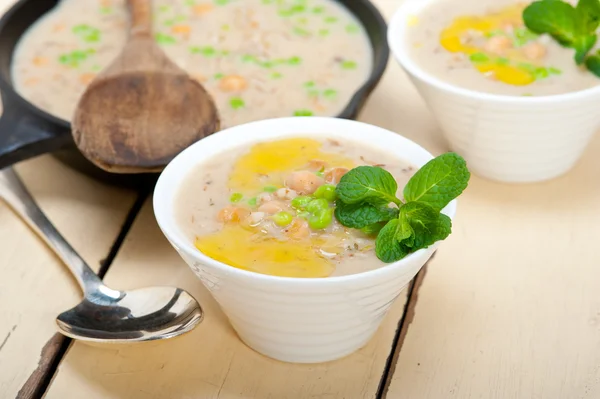 Sopa de grão de bico e cevada do Oriente Médio saudável — Fotografia de Stock