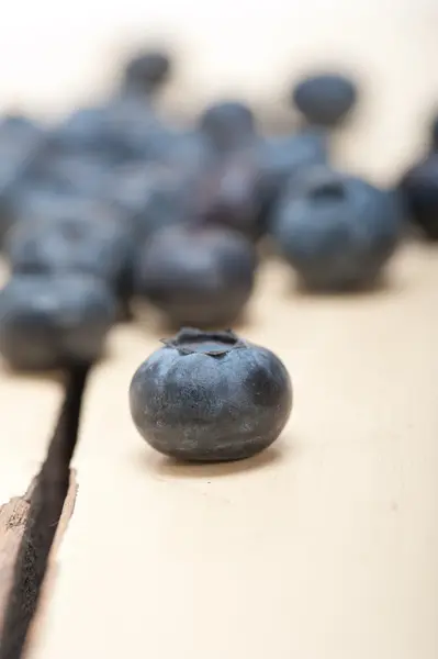 Frische Blaubeeren auf weißem Holztisch — Stockfoto