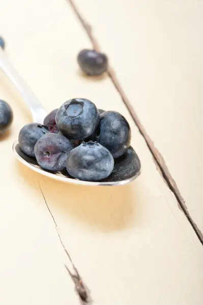 Frische Blaubeere auf Silberlöffel — Stockfoto