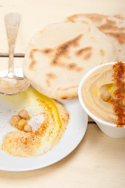 Hummus with pita bread — Stock Photo, Image