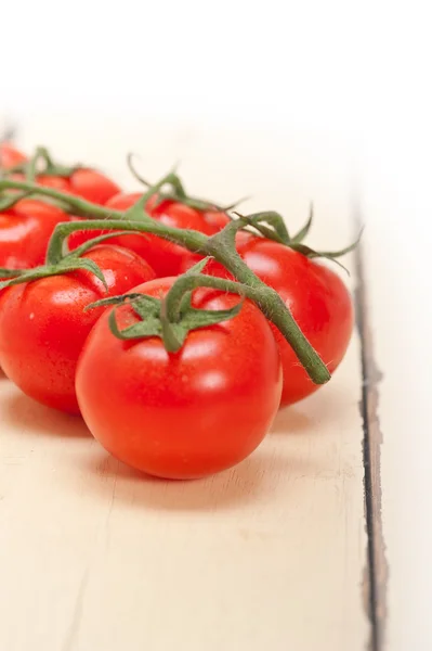 Fresh cherry tomatoes on a cluster — Stock Photo, Image