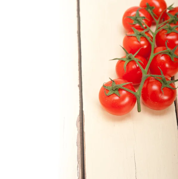 Fresh cherry tomatoes on a cluster — Stock Photo, Image