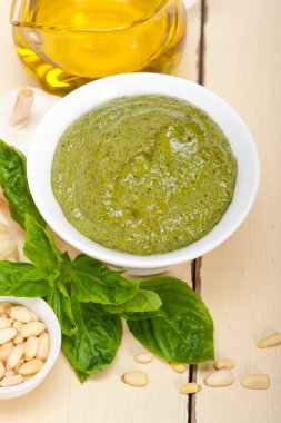 İtalyan fesleğen pesto sosu malzemeler