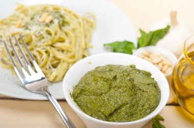 İtalyan geleneksel fesleğen pesto makarna malzemeler