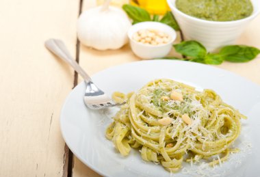 İtalyan geleneksel fesleğen pesto makarna malzemeler
