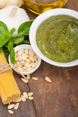 İtalyan geleneksel fesleğen pesto makarna malzemeler