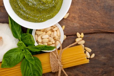 İtalyan geleneksel fesleğen pesto makarna malzemeler